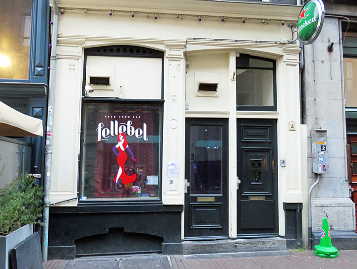 Dragshowbar De Lellebel in de Utrechtsestraat